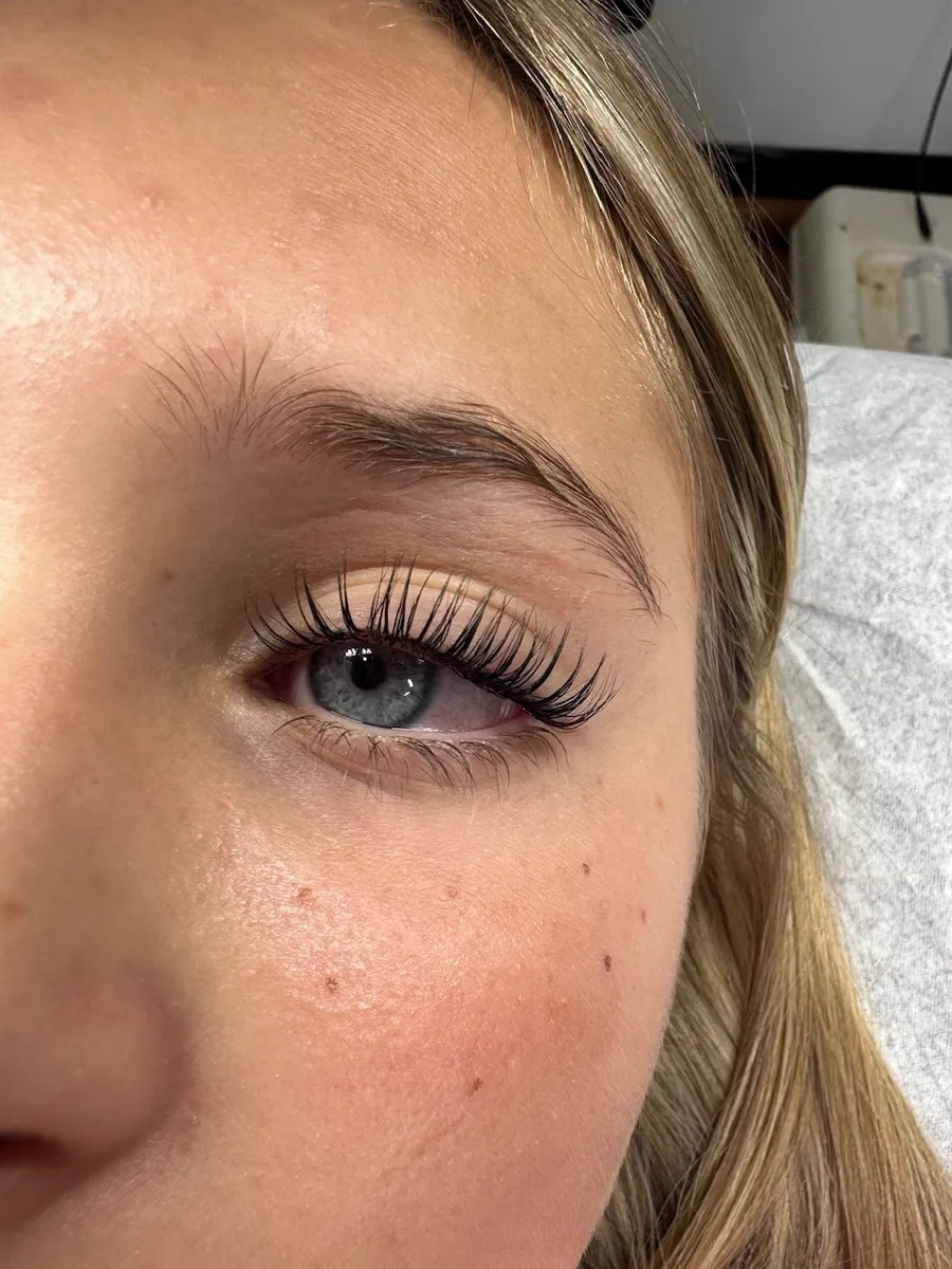 Lifted natural lashes with a darkening tint