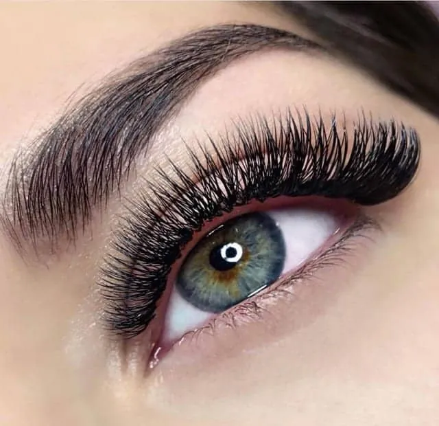 Dramatic volume lash work