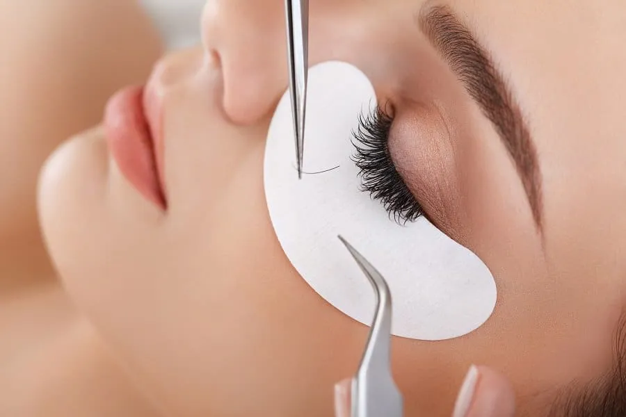 Hybrid lash extensions combining classic and volume